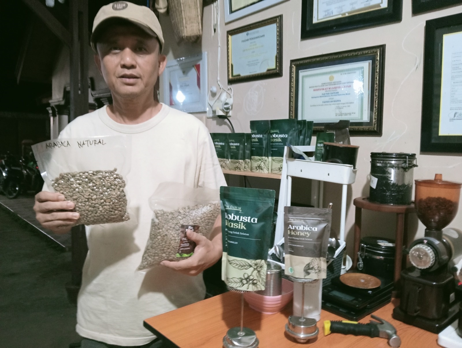 GIGIH: Attila Majidi Datuak Sibungsu, penggagas Kopi Pak Datuak, berhasil mengantarkan kopi lokal Solok Selatan ke kancah dunia.(ARDI/PADEK)