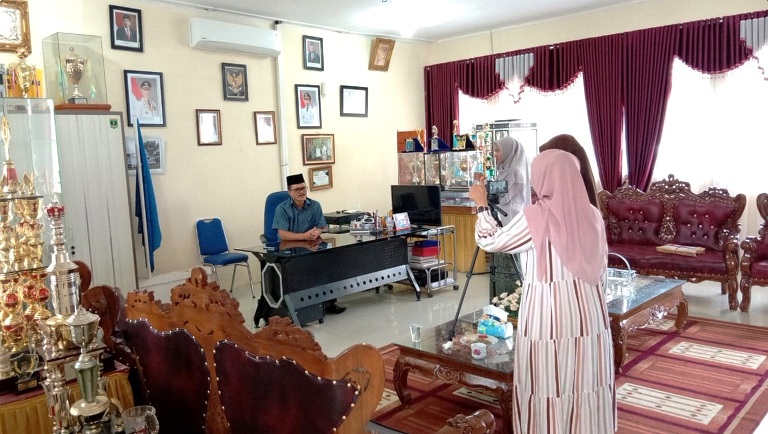 BERBAKAT: Siswa SMAN 1 Lintau Buo mempraktikan cara untuk menjadi konten kreator.(TIM LAMAN GURU)