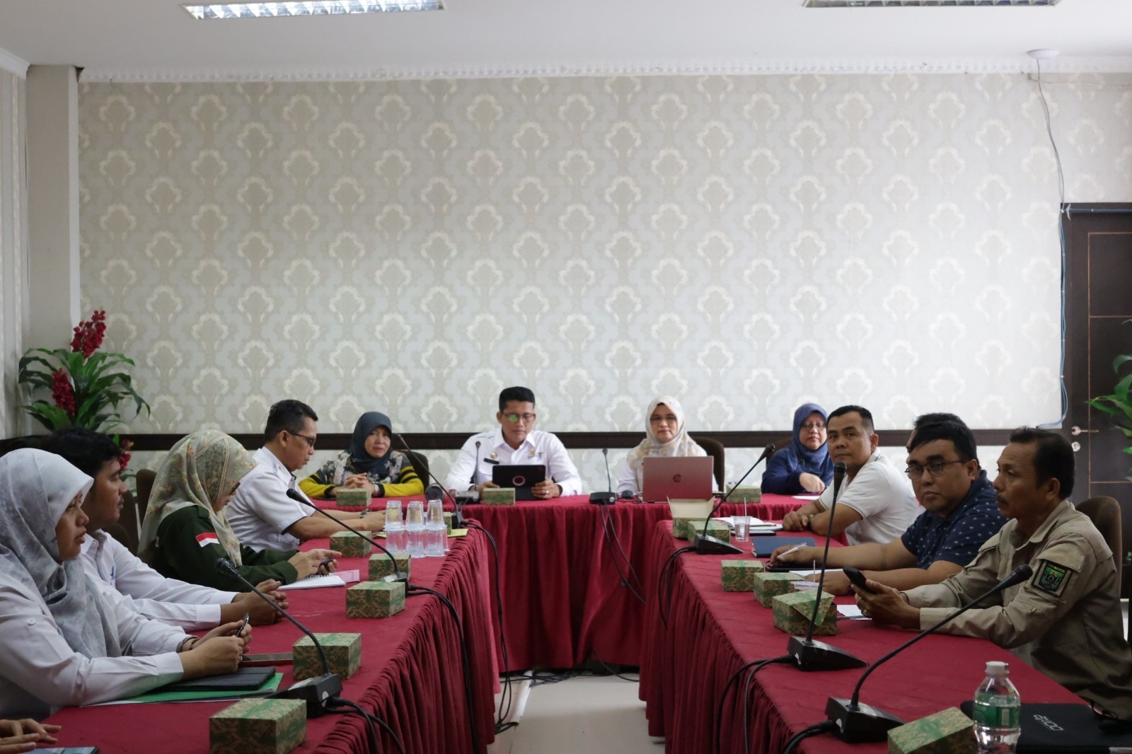 ARAHAN: Sekkab Padangpariaman Rudy Repenaldi Rilis memimpin rapat pembentukan Tim Pengawasan Obat dan Makanan Padangpariaman di Ruang Rapat Sekkab, Rabu (30/4).(DISKOMINFO PADANGPARIAMAN UNTUK PADEK)