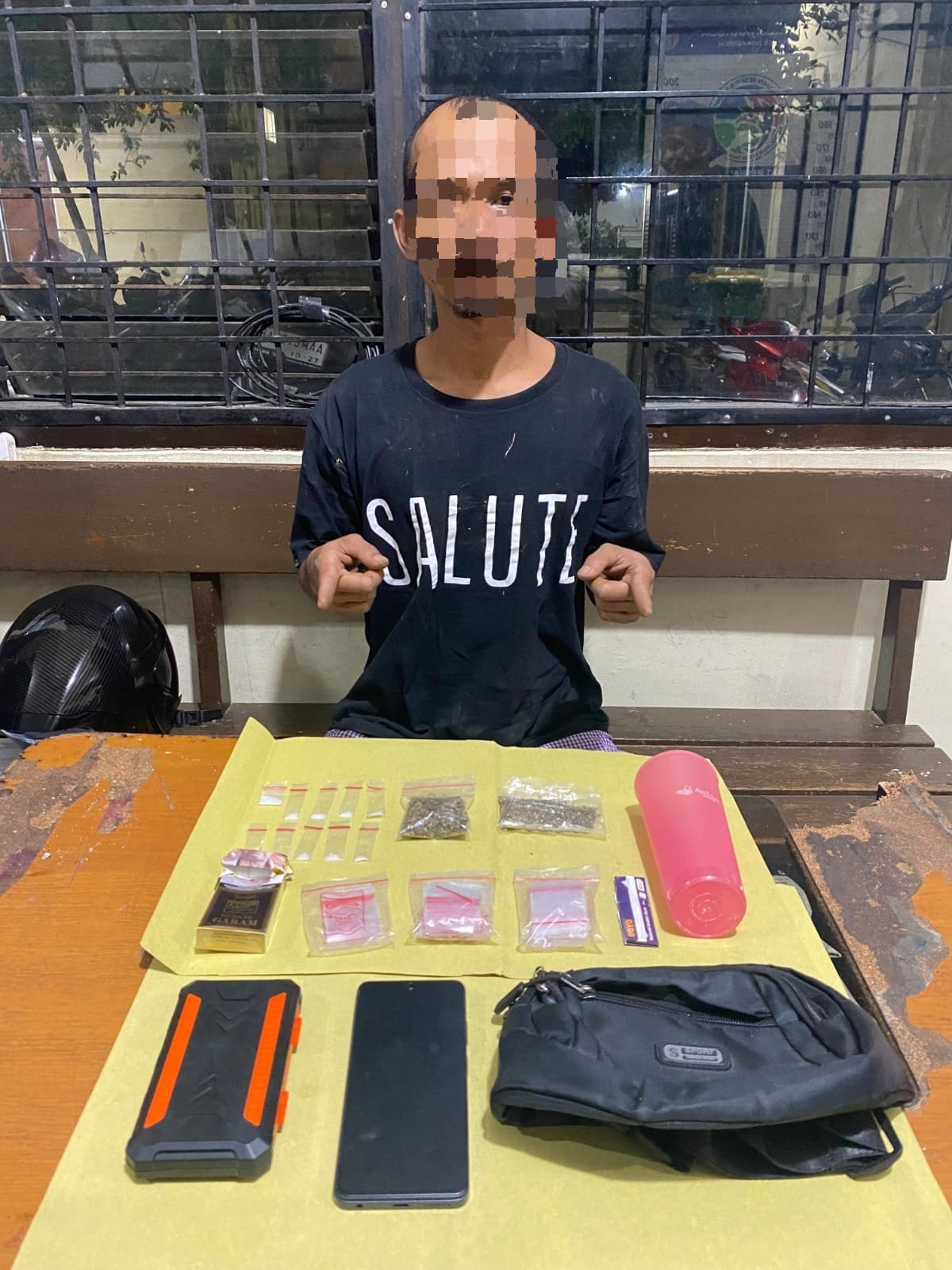 TIDAK BERKUTIK: Pelaku BH, 36, saat menunjukkan barang bukti sabu-sabu dan ganja kering di Mapolres Payakumbuh, saat ditangkap Kamis (1/5).(POLRES PAYAKUMBUH UNTUK PADEK) dini hari.