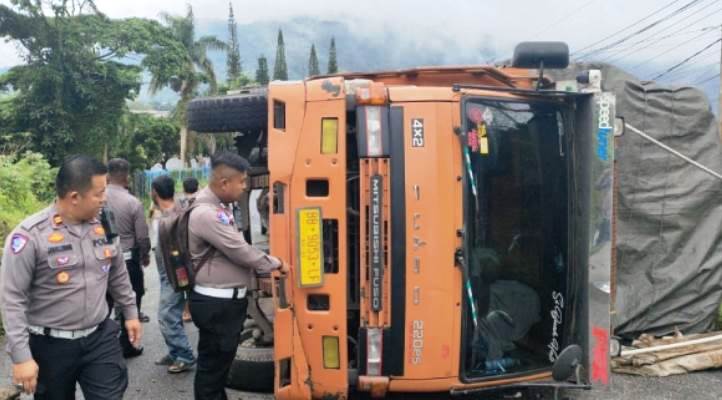 Truk Fuso BB 9053 LF terbalik akibat persneling lepas saat melintasi tanjakan Bukit Surungan Padangpanjang, Jumat (2/5/2025). (Satlantas Polres&nbsp;Padangpanjang)