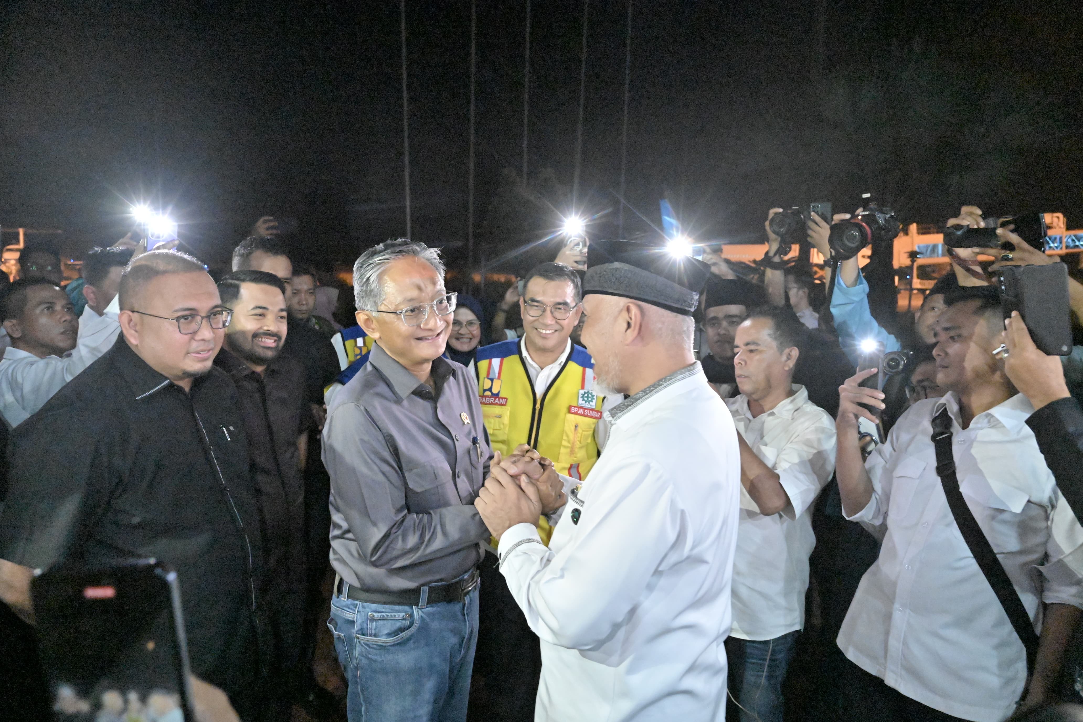 Gubernur Sumbar Mahyeldi didampingi Anggota DPR RI Andre Rosiade saat menyambut kedatangan Menteri Pekerjaan Umum dan Perumahan Rakyat (PUPR) RI, Dody Hanggodo.