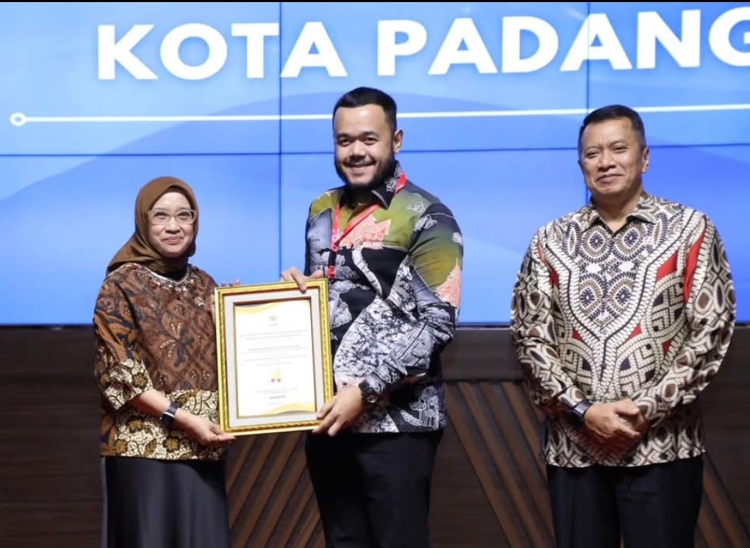 MenPANRB Rini Widyantini serahkan penghargaan kepada Wali Kota Padang Fadly Amran, pada acara Pengumuman Hasil Evaluasi Indeks RB Tahun 2024, Rabu (30/4/2025).(Foto: Prokopim)