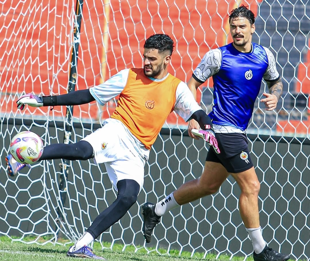 Para pemain Semen Padang FC latihan jelang laga melawan Madura United, di Stadion GOR H. Agus Salim, Padang, Minggu (4/5/2025) pukul 15.30 WIB. (Foto: Instagram @semenpadangfcid)