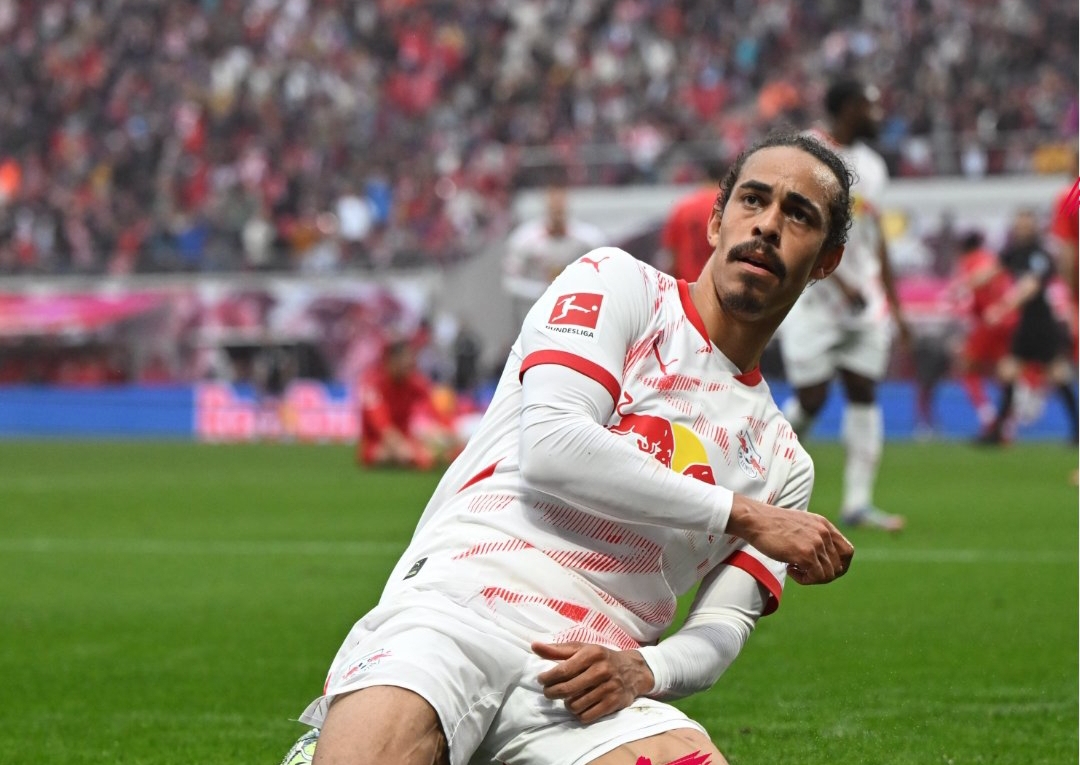Yussuf Poulsen mencetak gol penyeimbang 3-3 bagi RB Leipzig di menit akhir usai menerima umpan Xavi Simons dalam laga Bundesliga melawan Bayern Munchen. (Foto: X @RBleipzig)