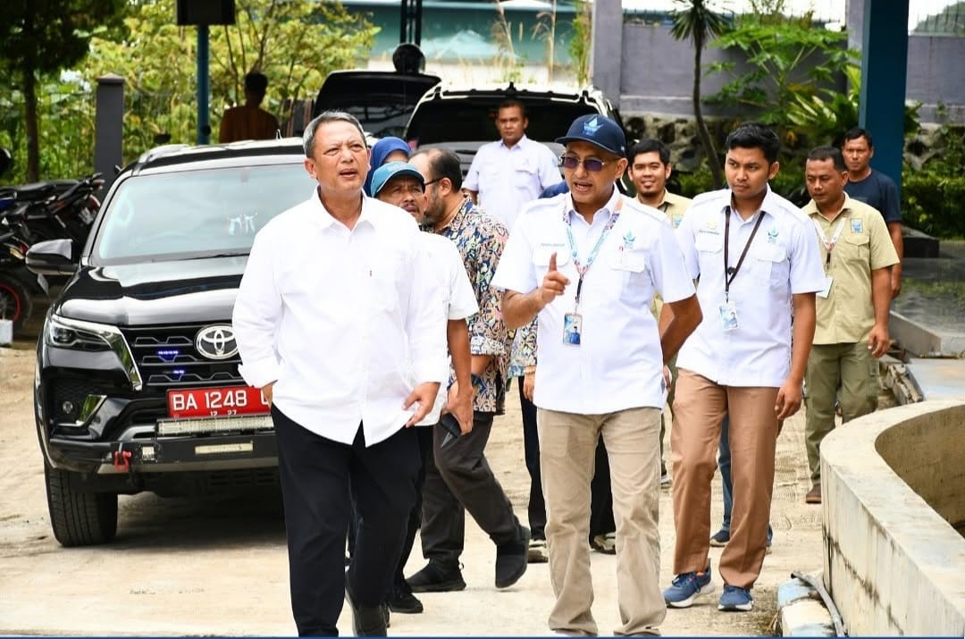 Direktur Air Minum Direktorat Jenderal Cipta Karya Kementerian PUPR Anang Mukhlis didampingi Dirut Perumda AM Padang meninjau rencana pembangunan IPA Taban 200 liter/detik, Rabu (30/4).