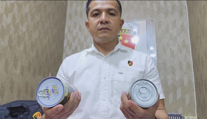 Sarden Mili yang asli ada label di bagian atas atau tutup kalengnya (sebelah kiri).