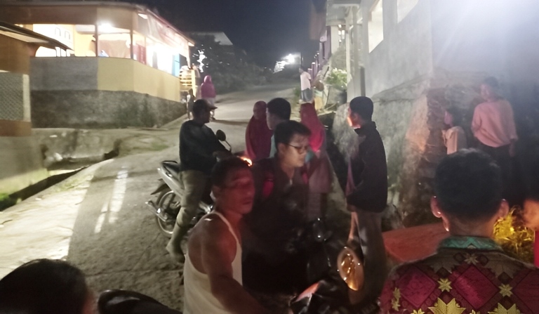 Warga sekitar jalan ekstrem Kayu Kolek di Nagari Sikabu-kabu Tanjuang Haro Padang Panjang, Kecamatan Luak, berkerumun usai terjadinya kecelakaan.