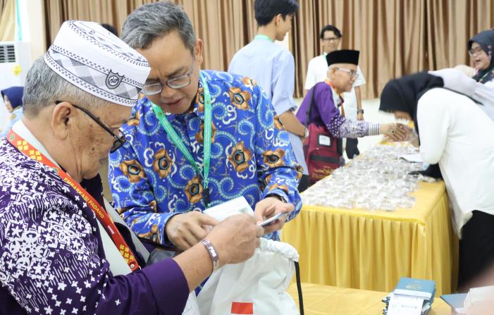 Kepala Kantor Imigrasi Padang, Murdo Danang Laksono berbincang dengan salah seorang jemaah calon haji, Jumat malam (2/5/2025).