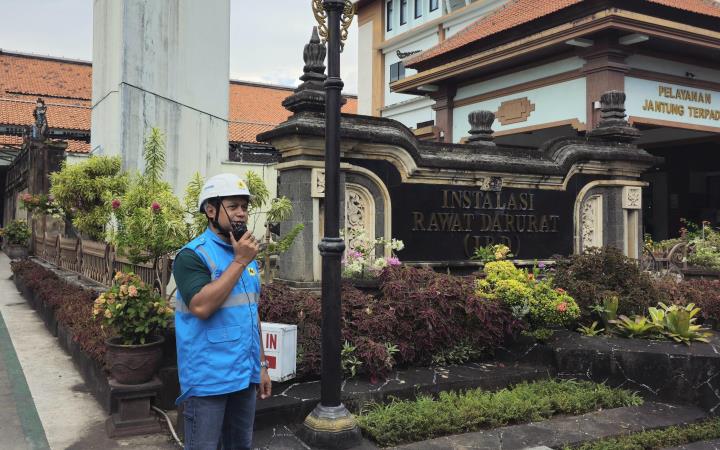 Petugas PLN terus melakukan koordinasi untuk memastikan sistem kelistrikan di RSUP Prof dr IGNG Ngoerah, Denpasar, berjalan&nbsp;normal.