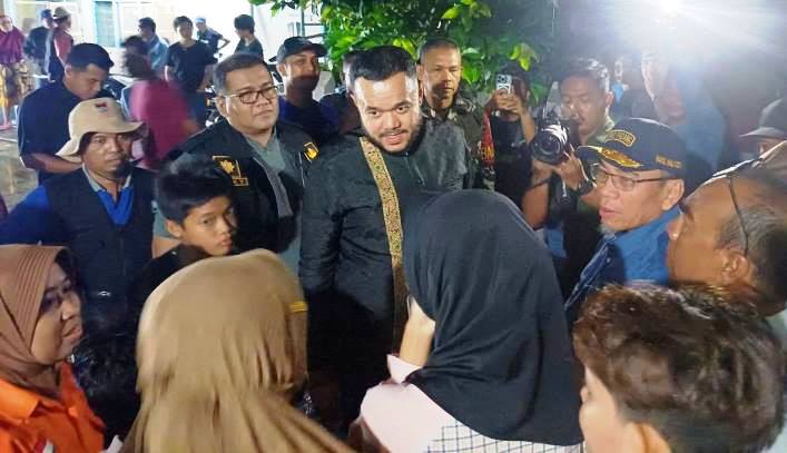 Wako Fadly Amran sambangi korban kebakaran di Jalan Situjuh III, Kelurahan Jati Baru, Padang Timur, Sabtu malam (3/5/2025).