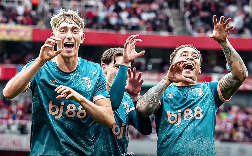 Selebrasi Dean Huijsen saat Bournemouth menang 2-1 atas Arsenal dalam lanjutan Premier League, di Emirates Stadium, Sabtu (3/5/2025). (Foto: Instagram @premierleague)