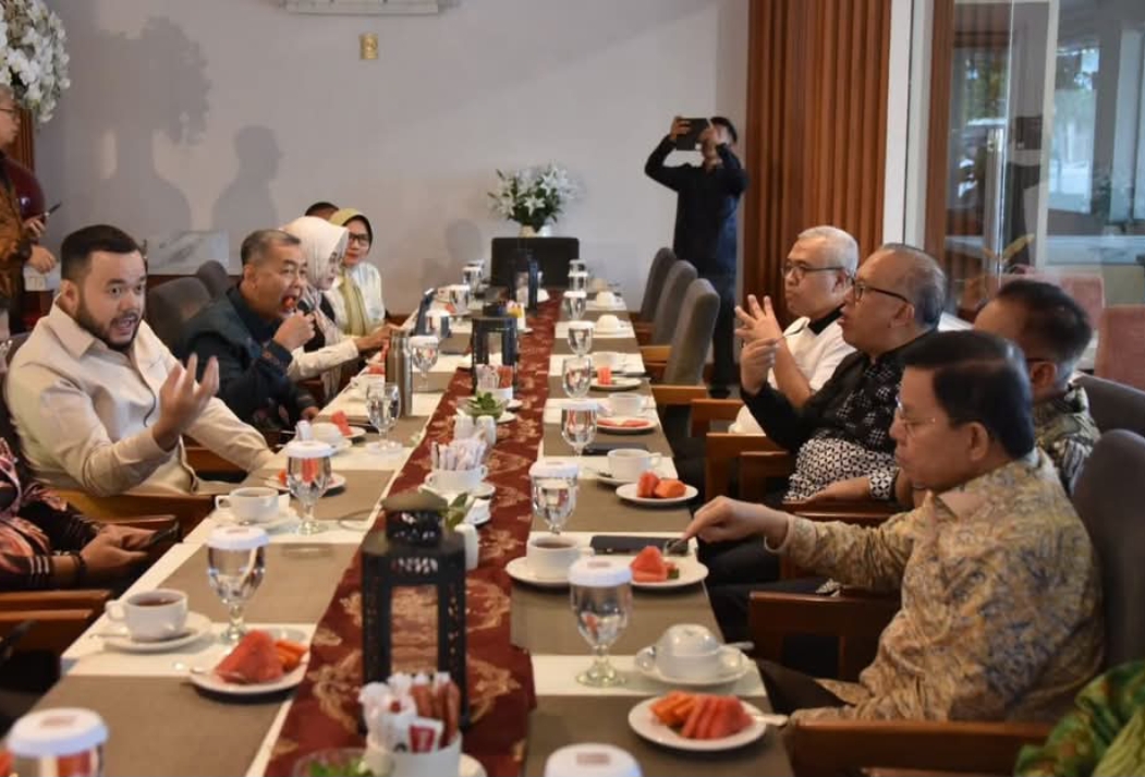 Wali Kota Padang, Fadly Amran diskusi strategis bersama anggota Wamen Club di Restoran Pangeran Beach Hotel Padang, Sabtu (3/5/2025).(Foto: Prokopim)