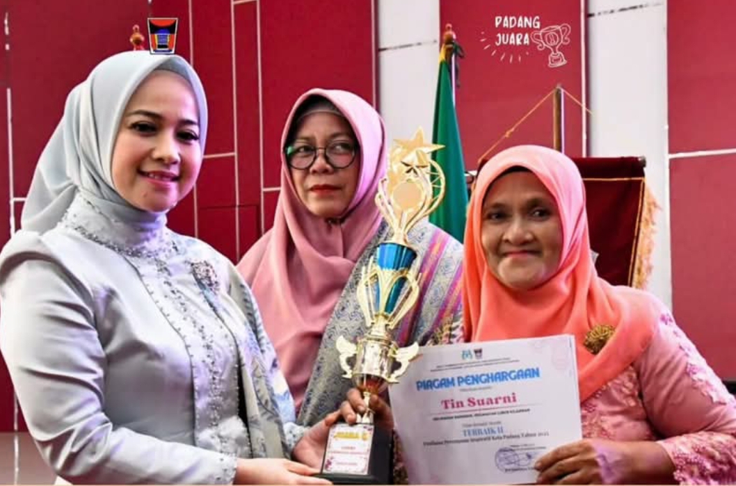 Ketua TP PKK Kota Padang dr. Dian Puspita Fadly Amran serahkan penghargaan perempuan inspiratif pada Peringatan Hari Kartini, Sabtu (3/5/2025). (Foto: Prokopim)