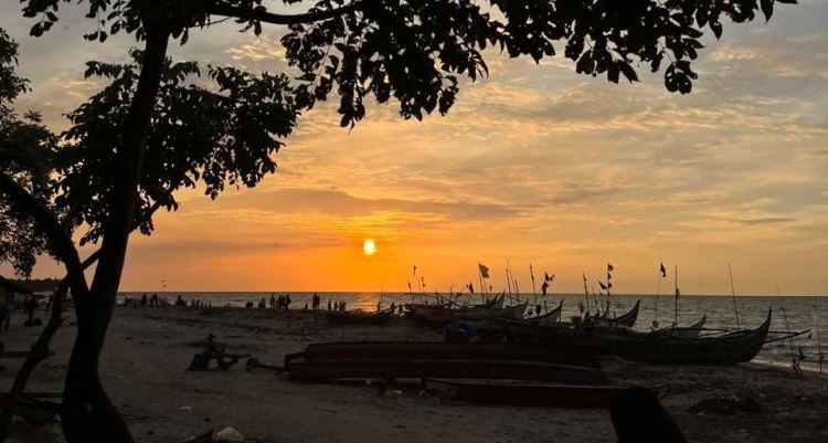 Romantisme matahari terbenam yang bisa dinikmati di Pantai Muaro Mati Tiku. (Silvina/Padeks)