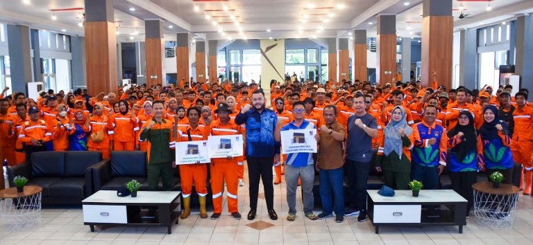 Pejuang Kebersihan Goes to Makkah, undian hadiah umroh gratis bagi petugas kebersihan Dinas Lingkungan Hidup dan Tim Reaksi Cepat (TRC) Dinas PU Kota Padang.