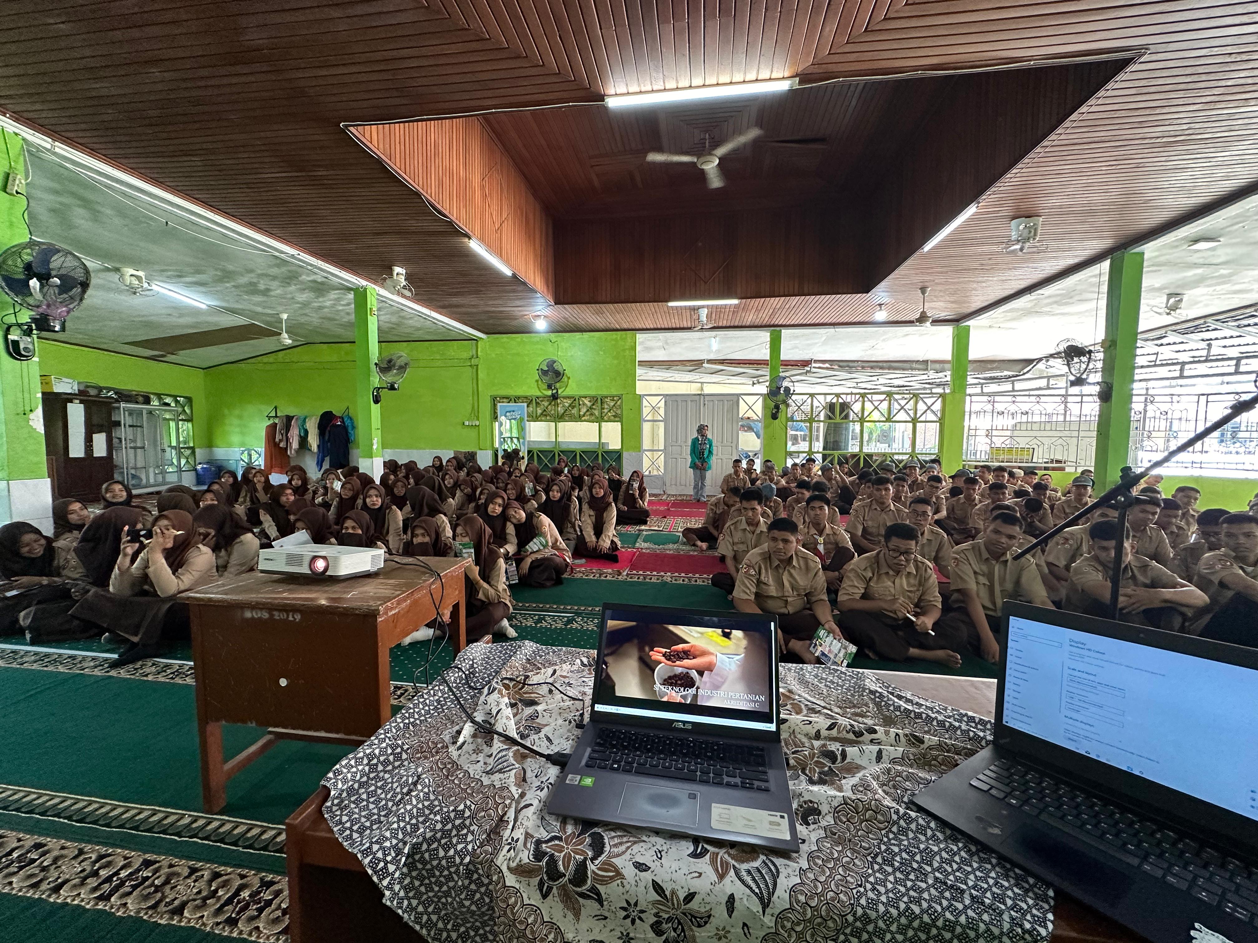 Prodi Vokasi Akuntansi Fakultas Ekonomi dan Bisnis, Universitas Dharma Andalas (Unidha) sosialiasi &ldquo;Cinta, Bangga dan Paham Rupiah&rdquo; pada tiga SMA di Sumbar.