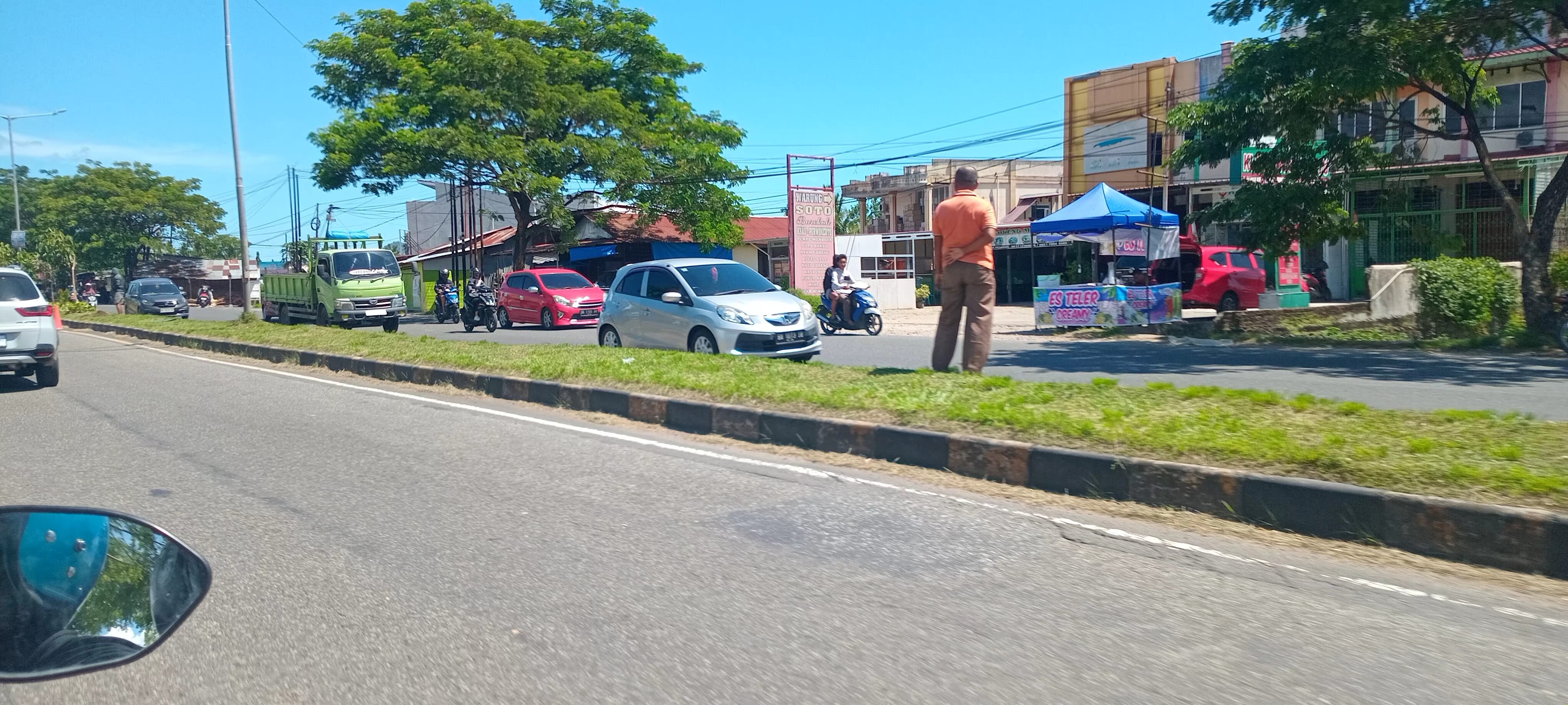 Salah satu titik di Jalan Bypass yang minim pohon lindung, Selasa (6/5).