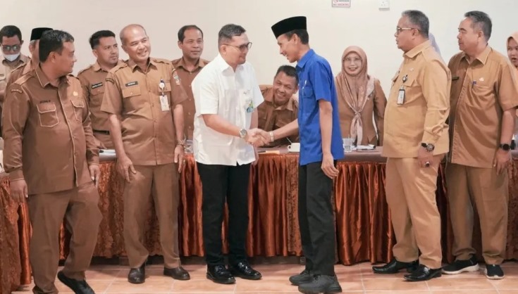 Wakil Bupati Solok Selatan Yulian Efi salami Kepala BPJS Ketenagakerjaan Cabang Solok Maulana Anshari Siregar.