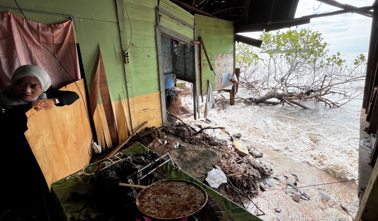 Kondisi seperti ini selain memprihatinkan juga membahayakan bagi penghuni rumah. Namun Bahrudin bersama dua orang anaknya tetap bertahan sampai solusi itu datang dari pimpinan daerah ini.