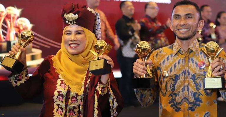Direktur RSUD Padangpanjang dr Lismawati MBiomed SpA bersama Wawako Padangpanjang Allex Saputra usai menerima penghargaan Top BUMD 2025.