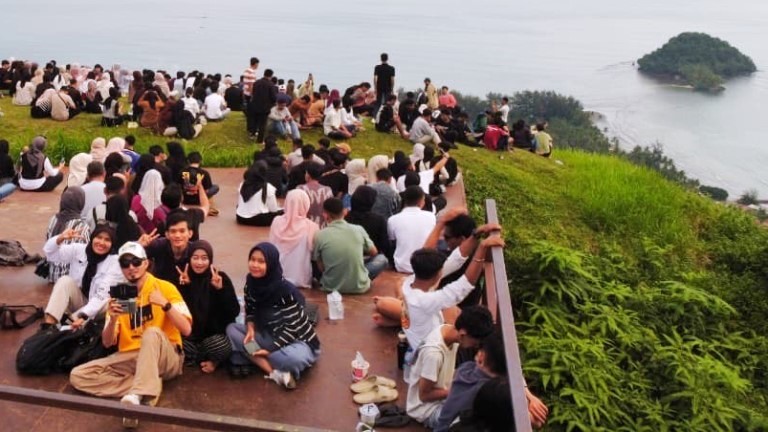 Potret ramainya pelancong yang berkunjung ke puncak Bukit Gado-gado Kota Padang.