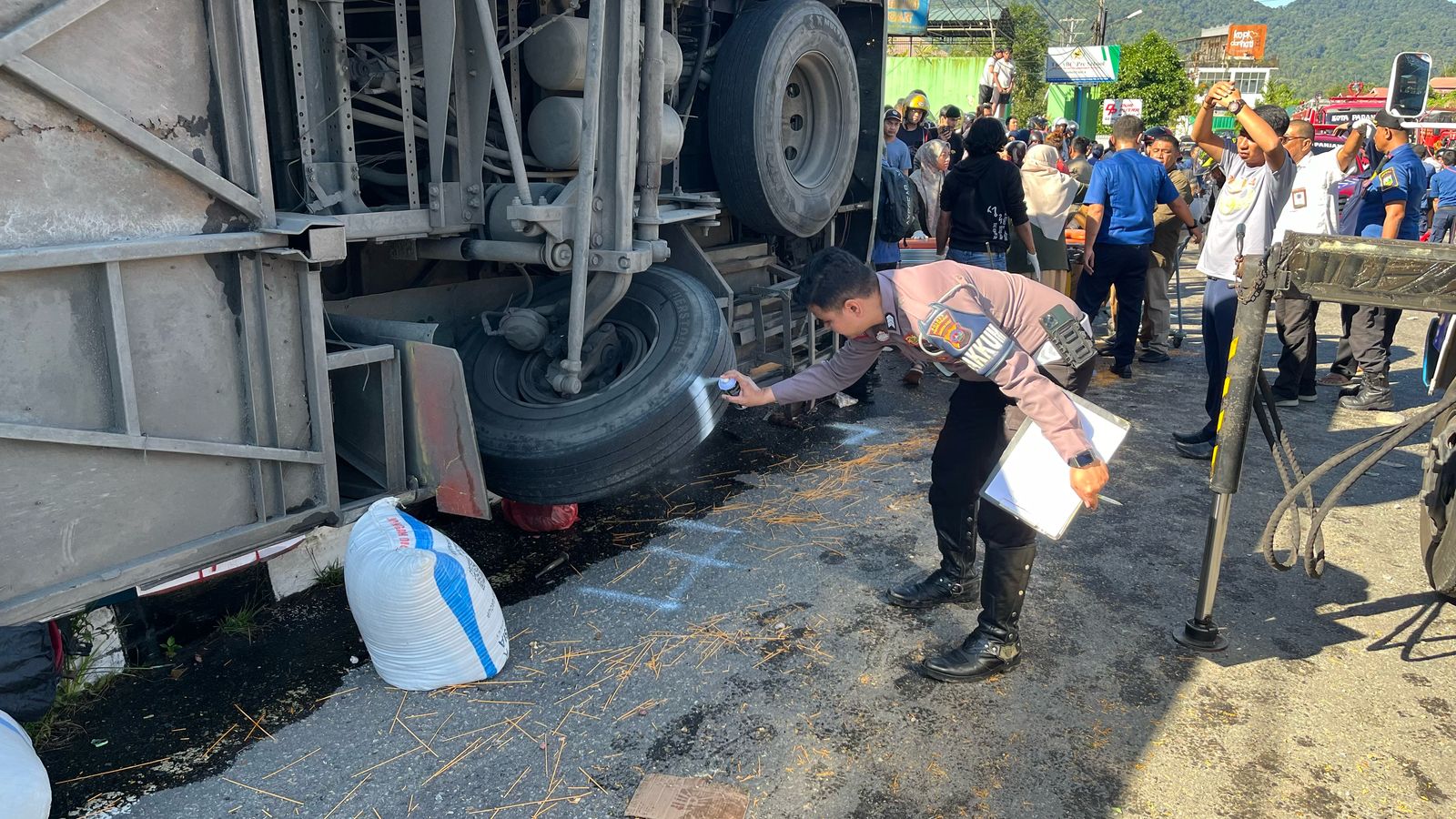 Bus ALS alami laka lantas terbalik dekat Terminal Busur Padangpanjang, Selasa (6/5/2025) sekitar pukul 08.15 WIB. (Satlantas Polres&nbsp;Padangpanjang)
