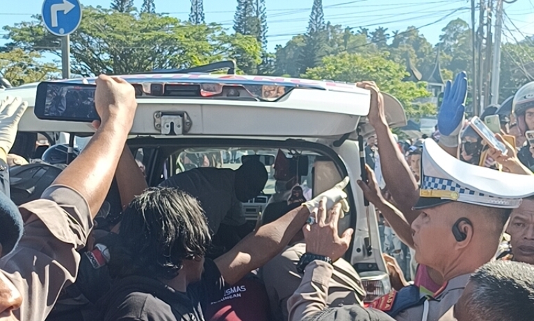 Para korban bus ALS dari Siborong-borong- Bekasi yang terbalik di Padangpanjang dibawa ke rumah sakit. (Yuwardi/Padeks)