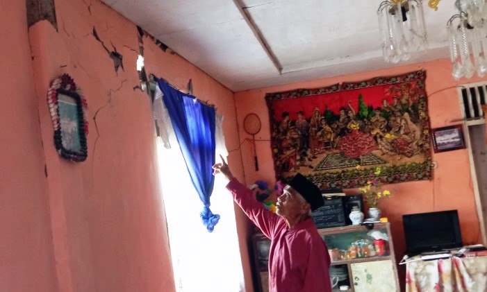 Kondisi Rumah Buyung, warga Nagari Andaleh, Kecamatan Batipuh yang rusak akibat gempa pada Jumat (3/5/2025) lalu. (Nanda Anggara/Padeks)