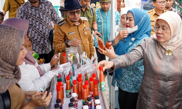 Bupati Tanahdatar Eka Putra melihat produk olahan yang dihasilkan oleh Sentra IKM Hortikultura Tanahdatar, Selasa (6/5/2025).