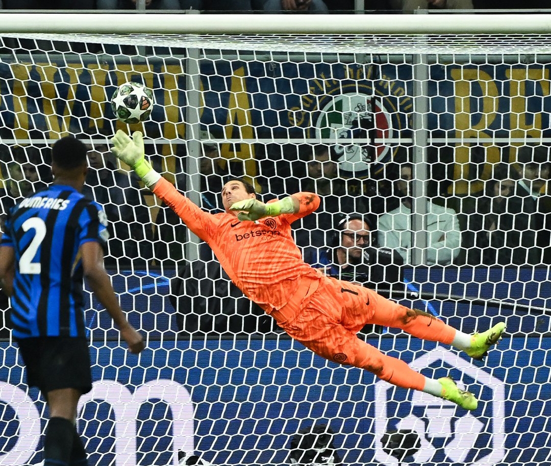 Penjaga gawang Inter Milan, Yann Sommer dinobatkan Man of the Match oleh UEFA setelah melakukan beberapa penyelamatan krusial melawan Barcelona. (Foto: UEFA)