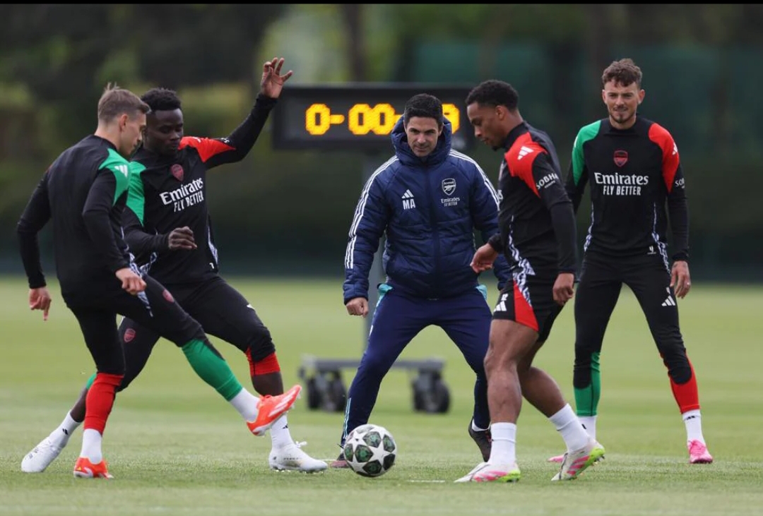 Pelatih Arsenal Mikel Arteta memimpin latihan timnya jelang laga melawan PSG di leg kedua Semifinal Liga Champions di Paris. (Foto: UEFA.com)