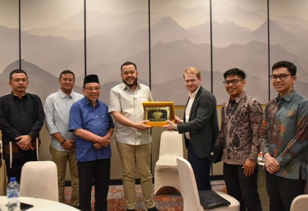 Wali Kota Padang Fadly Amran bersama perwakilan Irish Chamber of Commerce, Michael Noble, Minggu malam (4/5/2025) di Hotel Santika Padang.(Foto: Prokopim)