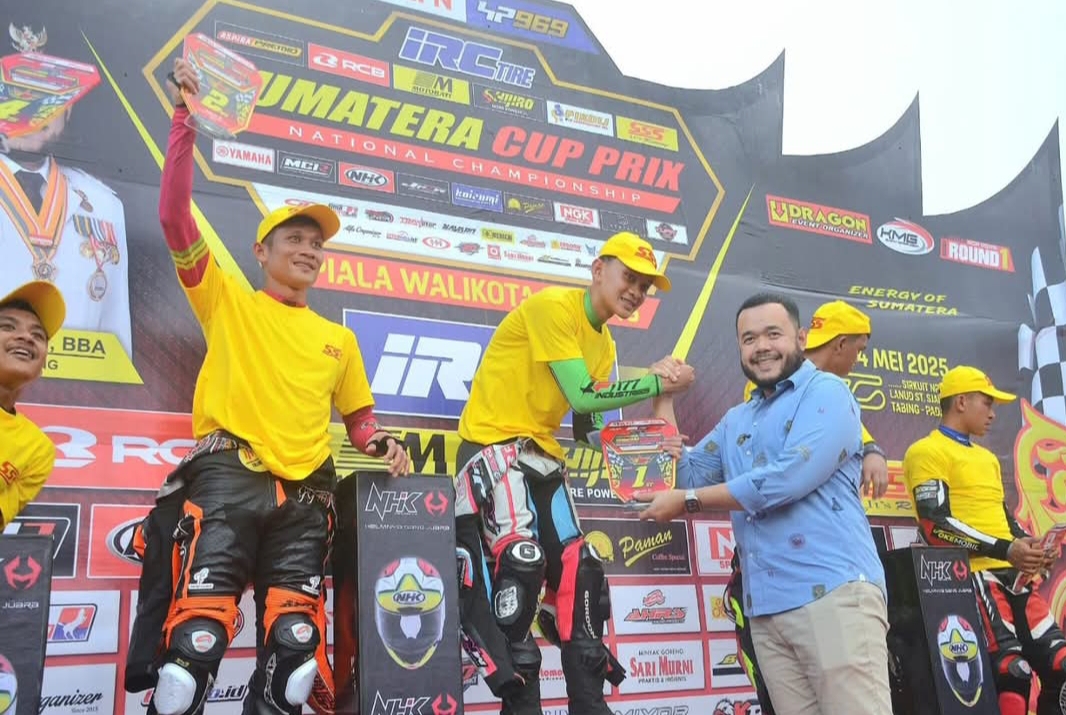 Wali Kota Fadly Amran menyerahkan hadiah kepada juara Sumatera Cup Prix (SCP) 2025 di Padang. (Foto: Prokopim)