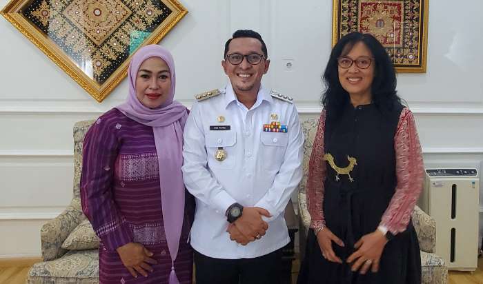 Head of Social Investment Japfa, Retno Artsanti Alif, foto bersama Bupati Tanahdatar Eka Putra dan Ketua TP PKK/TP Posyandu, Lise Eka Putra, usai audiensi, Rabu (7/5/2025).