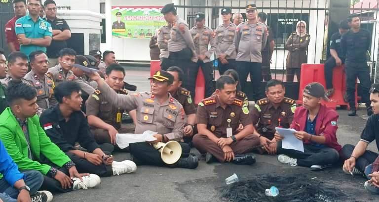 Aktivis mahasiswa Pasbar berunjukrasa ke Kantor Kejaksaan Negeri Pasaman Barat, Kamis (7/5/2025). Aliansi mahasiswa ini menuntut kejaksaan menuntaskan kasus korupsi yang mangkrak di tangan aparat.