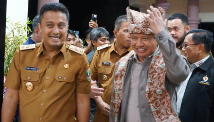 Wakil Gubernur Sumbar, Vasko Ruseimy, menyambut langsung Kepala BNPB, Letjen TNI Suharyanto, beserta rombongan pada Selasa malam (6/5/2025).