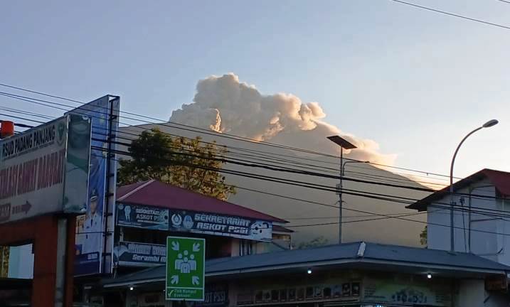 Penampakan erupsi Marapi pada Rabu pagi (7/5/2025) pukul 06.06 WIB. Dijepret dari depan RSUD Padangpanjang. (Marapi&nbsp;Information)