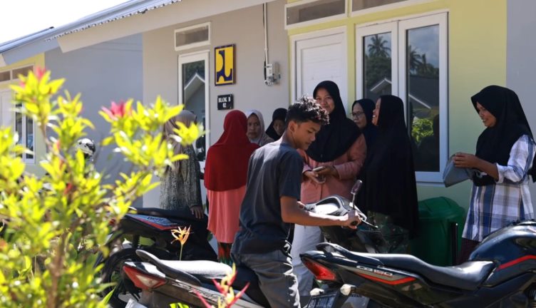 Wajah ceria warga menempati rumah hunian tetap (huntap) di Padang Laweh Rambatan mulai Rabu (7/5/2025).