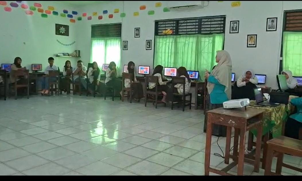 Prodi Vokasi Akuntansi Unidha mengadakan pelatihan aplikasi akuntansi &ldquo;Zahir Accounting&rdquo; pada SMK dan SMA di Kota Padang, masing-masing SMK dan SMA Kartika, SMKN 3 Padang dan SMA Semen Padang.