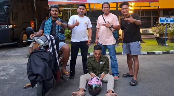 Tim Klewang Satreskrim Polresta Padang berpose dengan Tomy (25), satpam G Sport Center yang mencuri dari brankas kantornya.