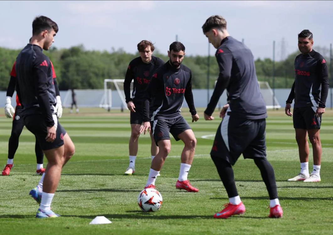 Para pemain Manchester United latihan jelang laga melawan Athletic Bilbao di leg kedua semifinal Liga Europa 2025 pada Jumat (9/5) pukul 02:00 WIB.(Foto: UEFA.com)