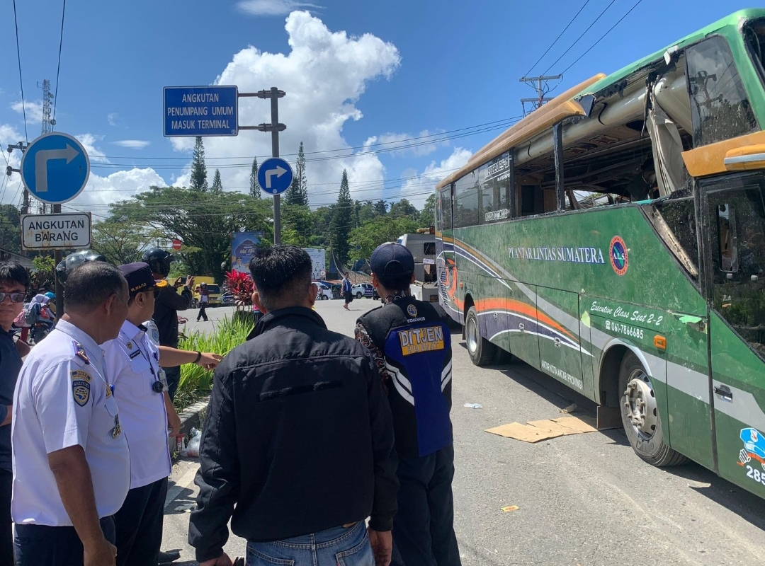 Petugas Kemenhub meninjau kecelakaan bus ALS di Kota Padangpanjang, Sumatera Barat. (Foto: Kemenhub)