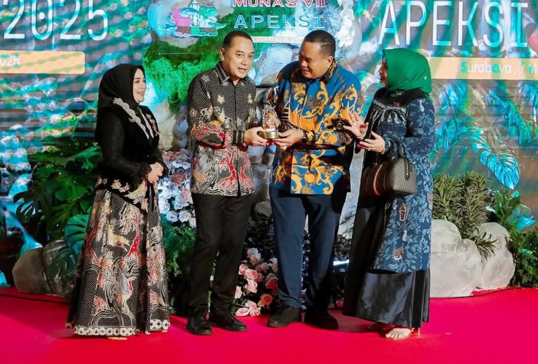 Wali Kota Pariaman, Yota Balad dan istri (kanan) saat hadiri Gala Dinner Munas VII APEKSI di Surabaya. (Foto: Kominfo)