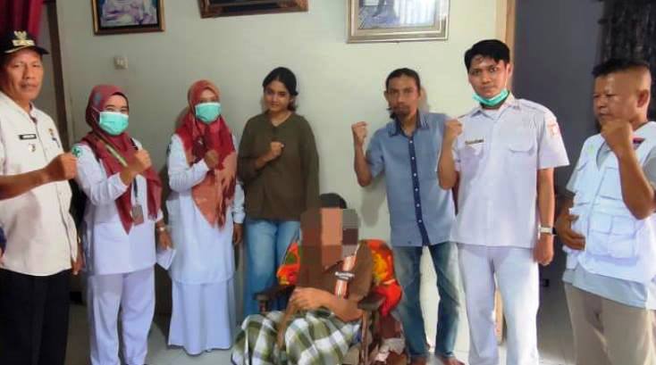 Tim Dokter Warga di salah satu rumah yang memanfaatkan program jemput bola dari Dinkes Padang melalui Puskesmas Kecamatan.