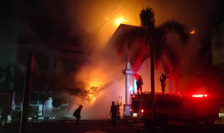 Kebakaran hebat menghanguskan gedung FKM Unand Jati Padang pada Kamis malam (8/5/2025).