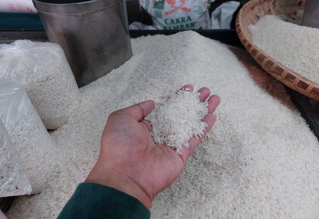 Beras Thailand dijual di Pasar Keramat Barabai beberapa waktu lalu. (foto: Dok. Jamaluddin/Radar Banjarmasin)