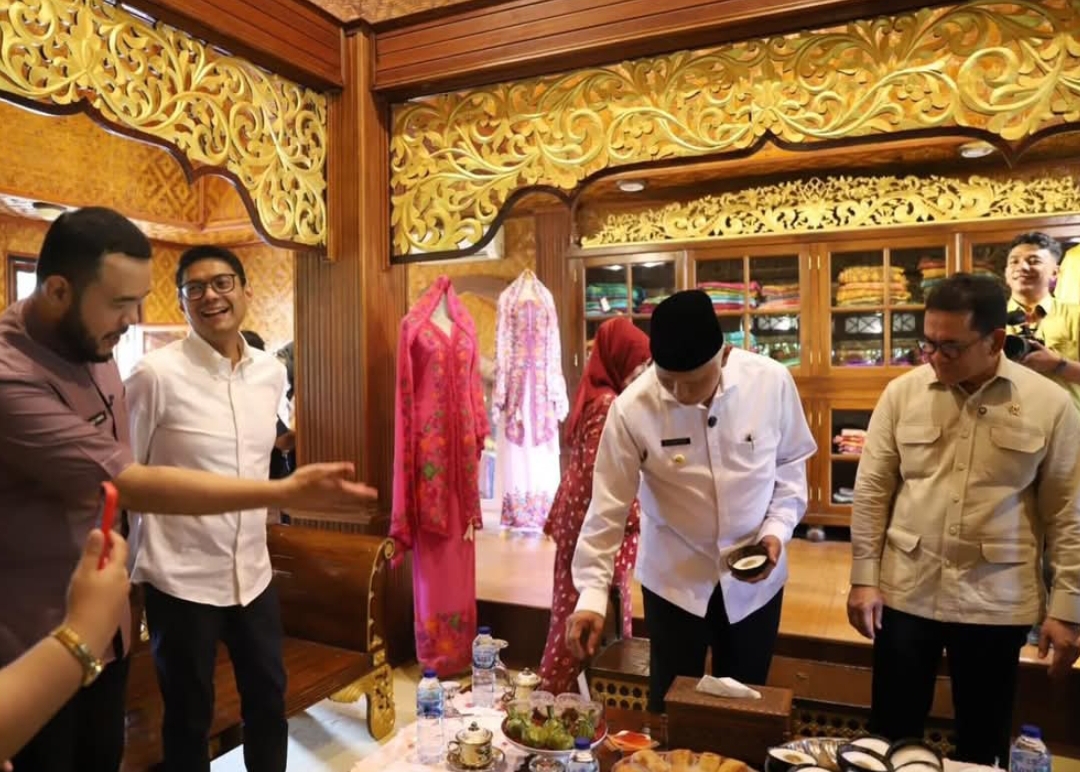 Wako Padang Fadly Amran dampingi Mendag Budi Santoso ke Henni Adli Minangkabau Gallery di Kelurahan Balai Gadang, Jumat (9/5/2025).(Foto: Prokopim)