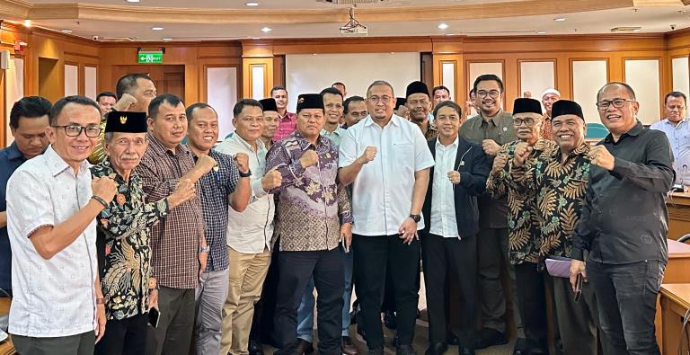 Wakil Ketua Komisi VI DPR Andre Rosiade membawa masyarakat Inderapura Pessel bertemu Menteri dan Wakil Menteri Kehutanan, Kamis (8/5/2025) di Gedung Manggala Wanabakti, Jakarta.