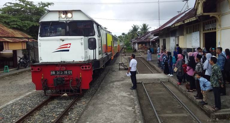 Pemandangan di Stasiun Kereta Api (KA) Kurai Taji, Pariaman Selatan, Kota Pariaman, yang letaknya bersisian dengan Pasar Kurai Taji. (Foto Isa Kurniawan)